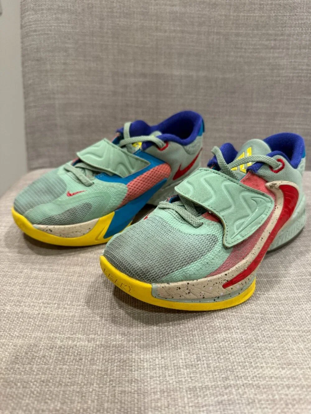 Nike Zoom Freak 4 SE Enamel Green Red Basketball Shoes Size 1.5Y [DQ0555-300]